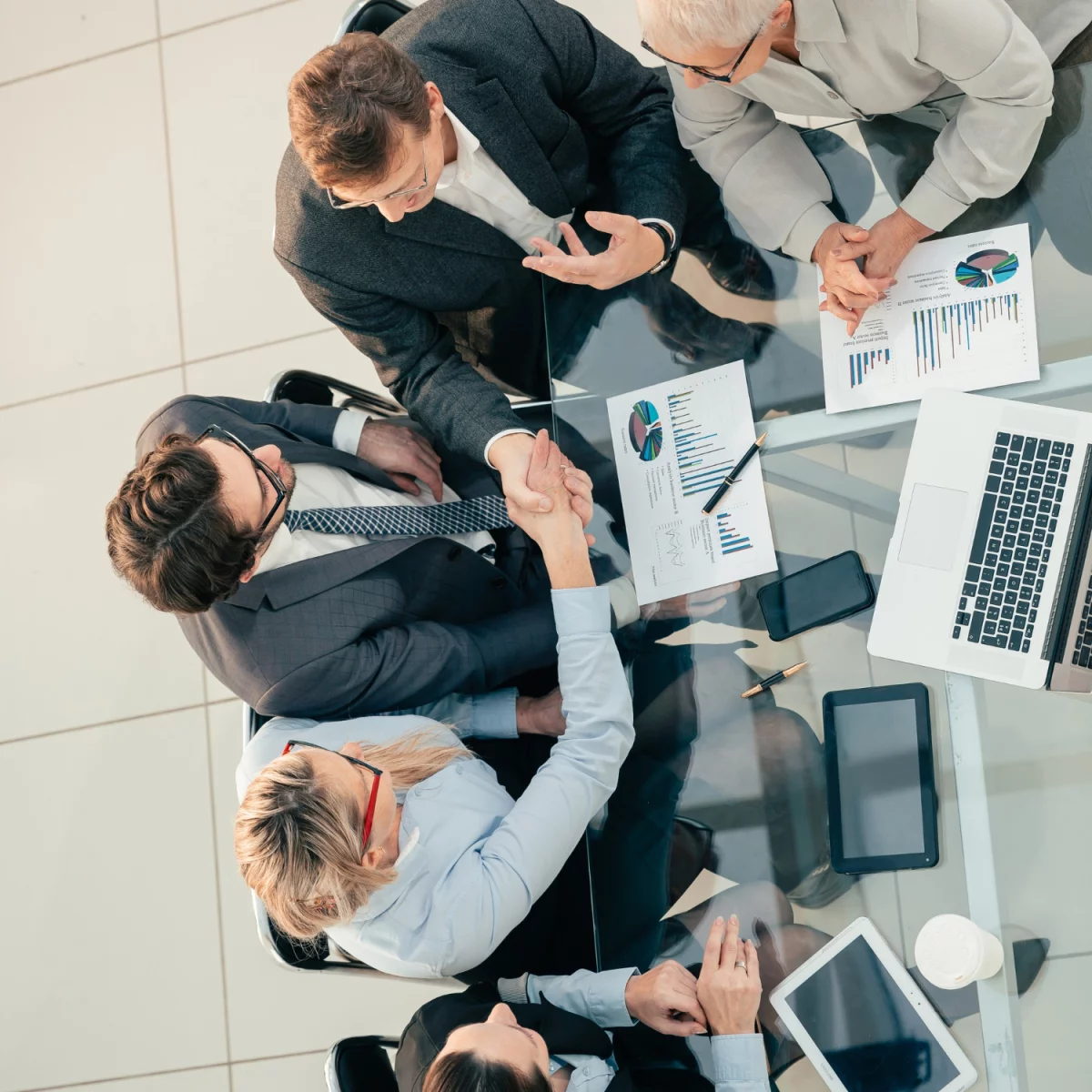 Zmiany napięcia prądu - krótki artykuł o elektryce