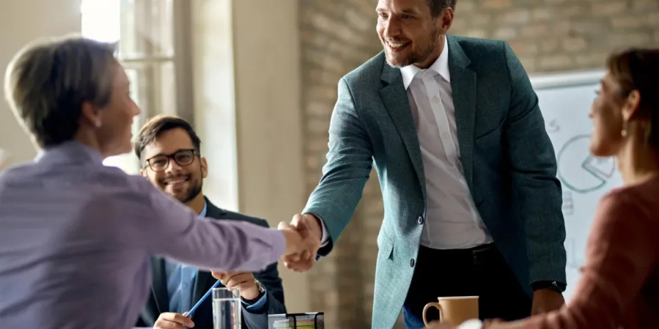 Jak wybrać platformę e-commerce: Shopify vs WooCommerce vs Prestashop — koszty, integracje, SEO i szybkość wdrożenia krok po kroku dla sklepów online.